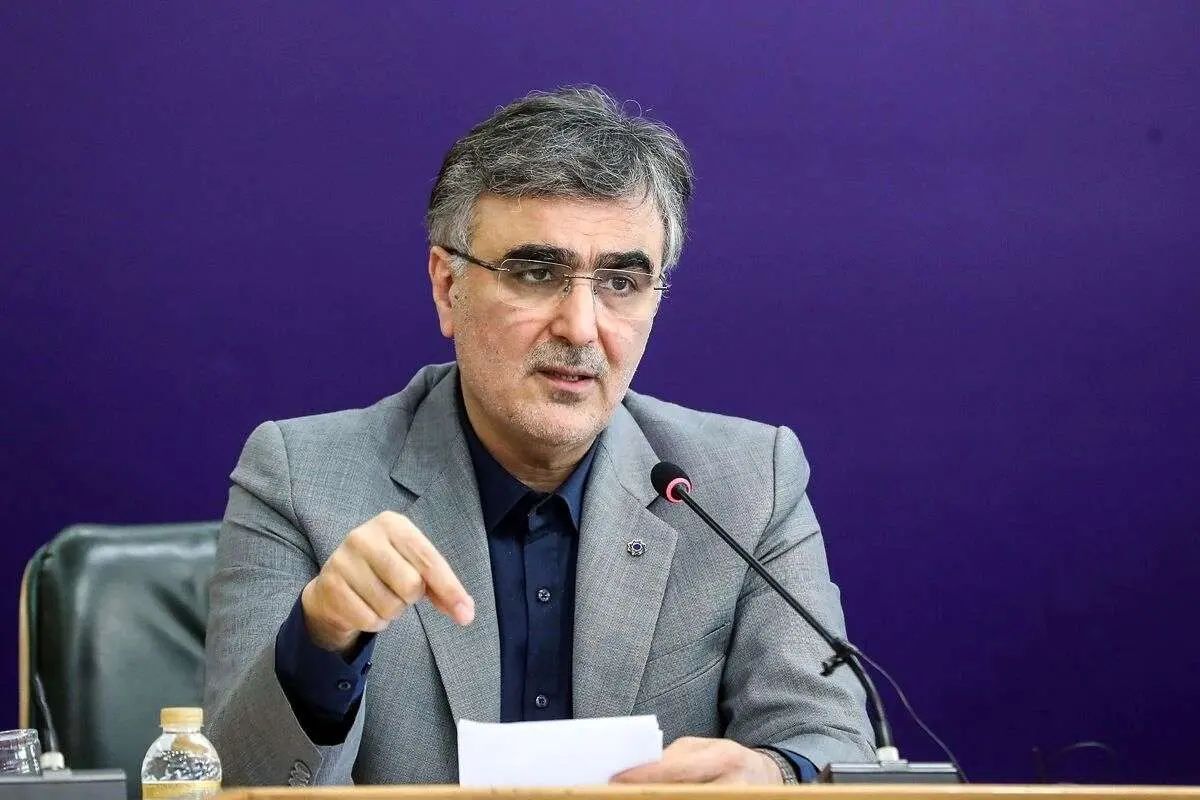 رئیس بانک مرکزی: بازار سلف ارزی به زودی راه اندازی می‌شود/ طی سال‌های متمادی، بخش اعظم تصمیم گیری‌ها در بانک مرکزی با عدم قطعیت بوده که تغییرات سیاسی در سال گذشته هم به این موضوع افزوده