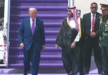 ببینید / استقبال بن‌ سلمان در فرودگاه ملک خالد از ترامپ