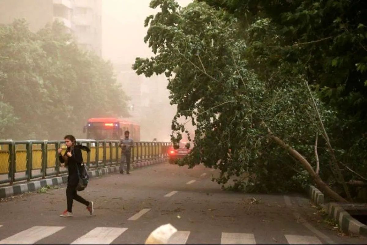 آماده‌باش تیم‌های عملیاتی هلال احمر در پی وزش باد شدید و خیزش گرد و خاک در استان تهران