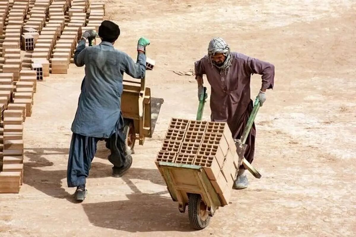 کارشناس بازار کار: اتباع خارجی بیمه ندارند و دستمزد پایین‌تر دریافت می‌کنند؛ این موضوع باعث می‌شود که جانشین نیروی کار ایرانی شوند/ سهم این اتباع در بازار کار ایران بیش از ۱۰ درصد است