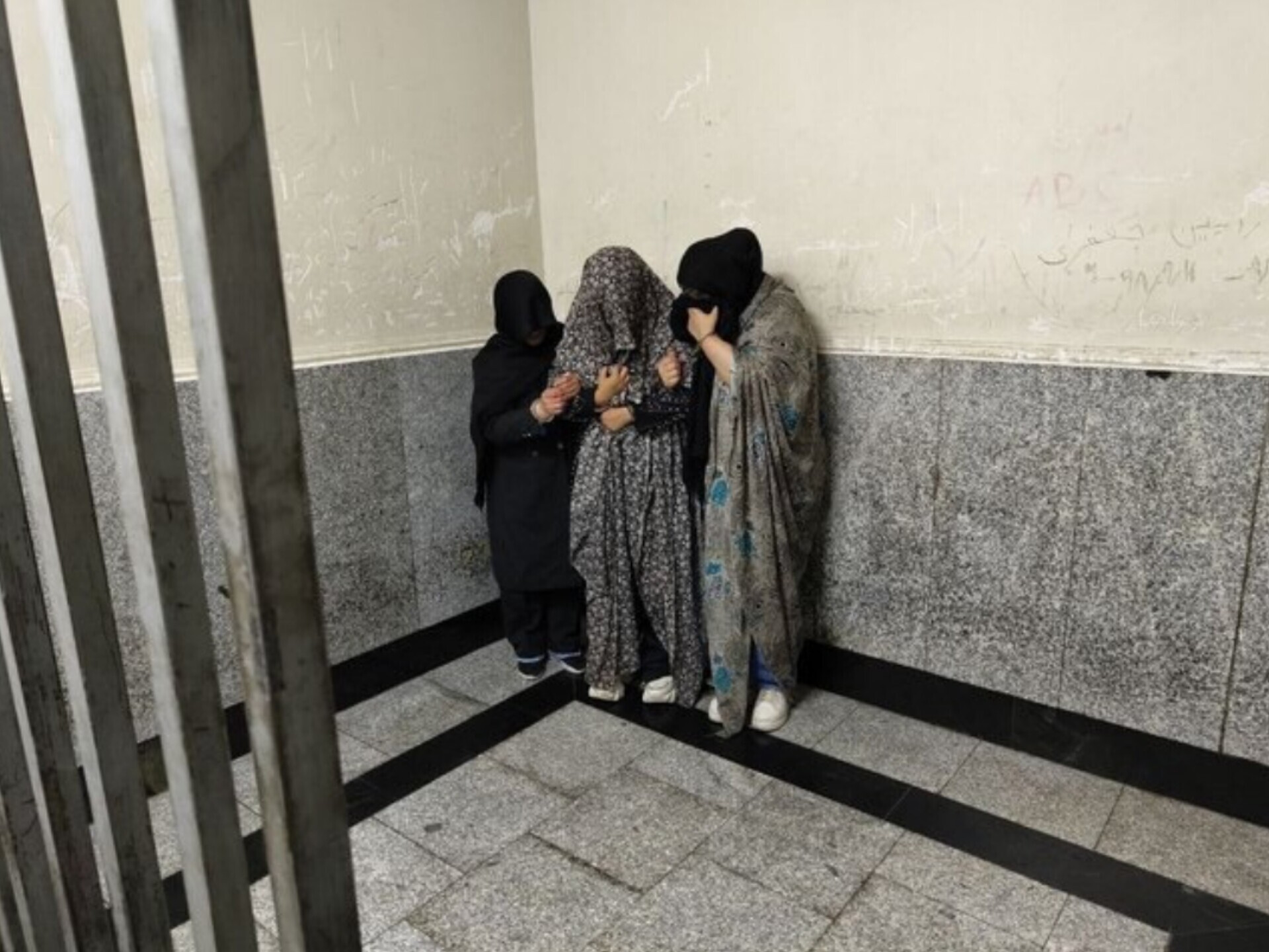 پلیس: دستگیری ۲۵ جیب‌بر مترو و اتوبوس در تهران/ زنجیرقاپ سعادت آباد در دام پلیس افتاد