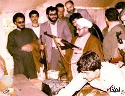 عکس/ خلخالی اسلحه دست می‌گیرد