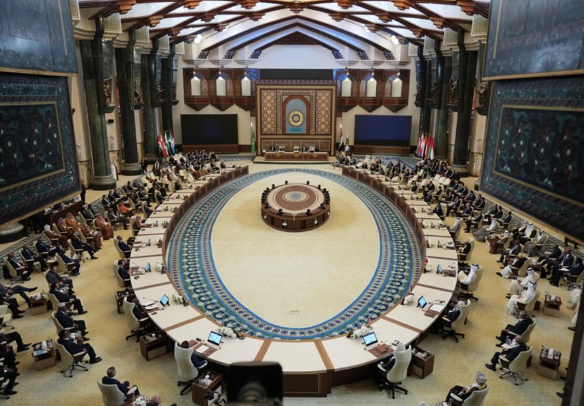 بیانیه پایانی اجلاس بغداد: اعلام حمایت از مذاکرات ایران و آمریکا برای رسیدن به نتایج مثبت/ تأکید بر احترام به انتخاب مردم سوریه/ از اعلام لغو تحریم‌های دمشق توسط ترامپ، استقبال می‌کنیم