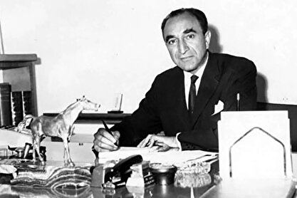 یادداشت‌های علم، یکشنبه ۲۴ اردیبهشت ۱۳۵۱: اشرف به علت اینکه اخیراً در سازمان‌های بین‌المللی شرکت می‌کند، خیال می‌کند ما هیچ نمی‌فهمیم؛ این موضوع را تحمل نکردم و سخت به او حمله کردم